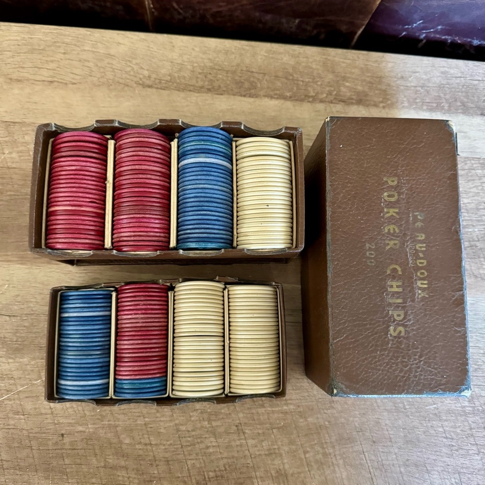 Vintage 1930s Peau-Doux Poker Chips Clay Dog Horse Red Blue White Leather Case